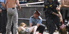 5 июля 2003 года, Россия, музыкальный фестиваль «Крылья» в Москве

5 июля 2003 года на рок-фестивале «Крылья», который проходил на аэродроме в Тушино в Москве, две смертницы привели в действие взрывные устройства.  Погибли 16 человек, включая двух террористок, 57 человек были ранены.
