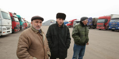 Водители из южных регионов России гуляют по лагерю на Каширке в ожидании окончания рабочей группы представителей дальнобойщиков