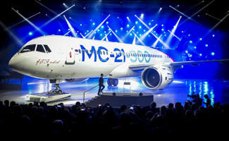 Премьер-министр РФ Дмитрий Медведев во время выступления на церемонии выкатки магистрального самолета МС-21-300 на авиационном заводе корпорации «Иркут»
