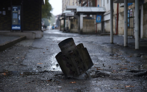 <p>Последствия ракетного обстрела со стороны азербайджанской армии в столице непризнанной Нагорно-Карабахской республики Степанакерте</p>