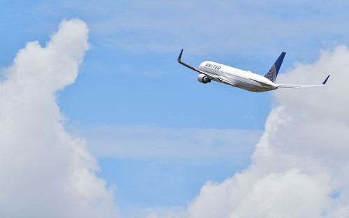 <p>В конце 2016 года United Airlines увеличила ставки заработной платы пилотов на&nbsp;два года вперед, что&nbsp;позволило компании сохранить статус лидера в&nbsp;отрасли по&nbsp;данному показателю. Средняя часовая ставка, которую компания предлагает своим пилотам, составляет <span style="color:#800000;"><span style="font-size:16px;"><strong>$270 в час</strong></span></span> (или <strong><span style="color:#800000;">$27&nbsp;тыс.</span></strong> в&nbsp;месяц). Максимальная ставка, которую предлагает компания (зависит от&nbsp;опыта и&nbsp;квалификации), &mdash; от&nbsp;<span style="color:#800000;"><span style="font-size:16px;"><strong>$232</strong></span></span>&nbsp;(в первый год работы) до&nbsp;<span style="font-size:16px;"><strong><span style="color:#800000;">328</span></strong></span> в&nbsp;час (от <strong><span style="font-size:16px;"><span style="color:#800000;">$23 тыс.</span></span></strong> до&nbsp;<strong><span style="color:#800000;">33 тыс.</span></strong> в&nbsp;месяц).</p>
