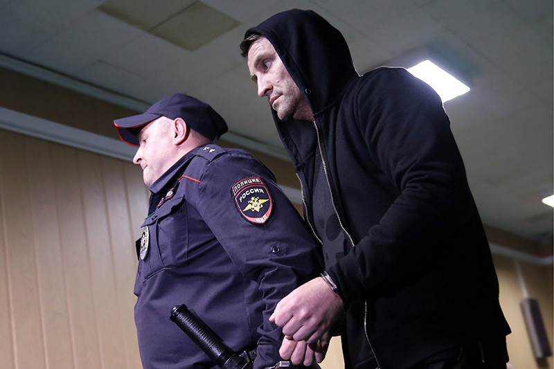 Экс-директор Хованского кладбища Юрий Чабуев (справа), задержанный по делу о массовой драке со стрельбой на Хованском кладбище, в Пресненском суде, 16 мая 2016 года.