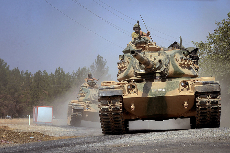 Турецкие танки движутся в сторону турецко-сирийской границы. Август 2016 года


