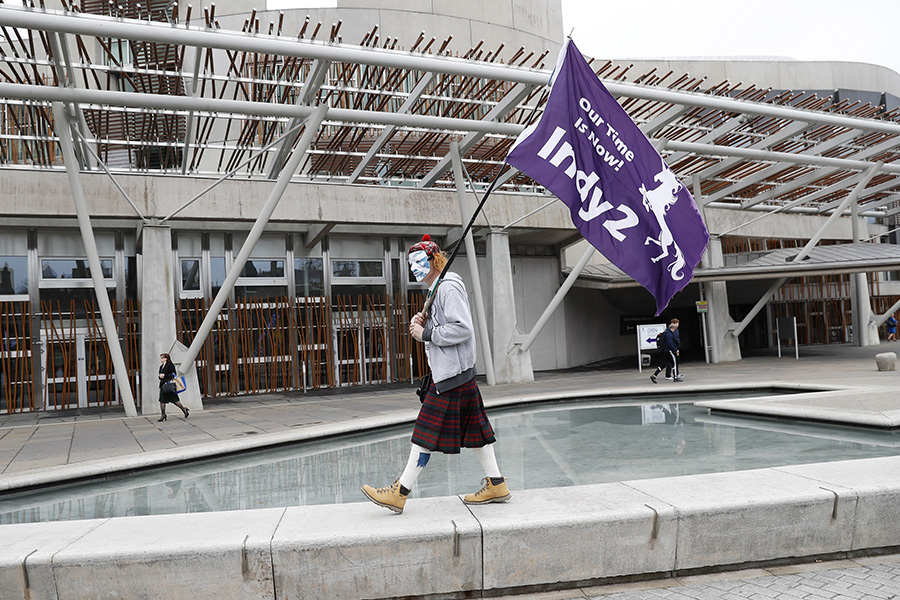 Сторонники шотландской независимости у здания парламента в Эдинбурге

