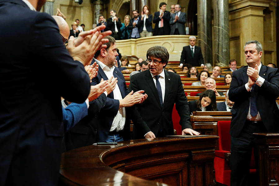 Выступление Карлеса Пучдемона (второй справа) в региональном парламенте Каталонии