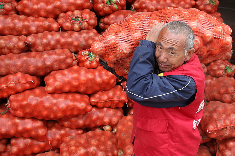 Мешки с луком в логистическом центре прямого экспорта фруктов и овощей из Китая в Россию «Баожун»


