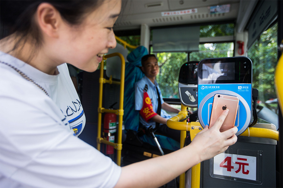 Оплата проезда в автобусе с помощью Alipay


