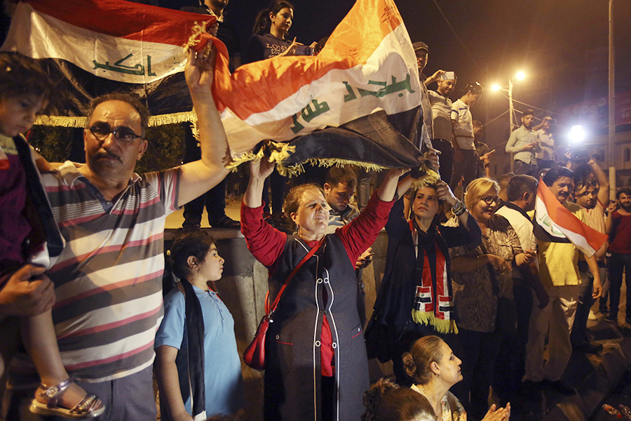 Иракцы в Багдаде празднуют победу над боевиками