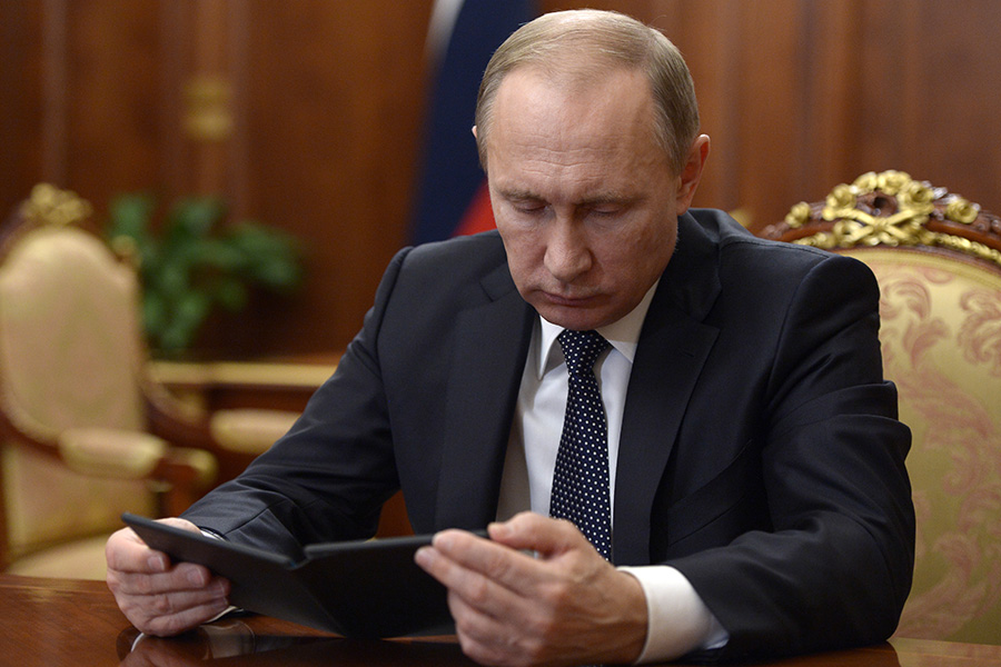 Владимир Путин изучает прототип устройства на встрече Сергеем Чемезовым. 4 декабря 2015 года


