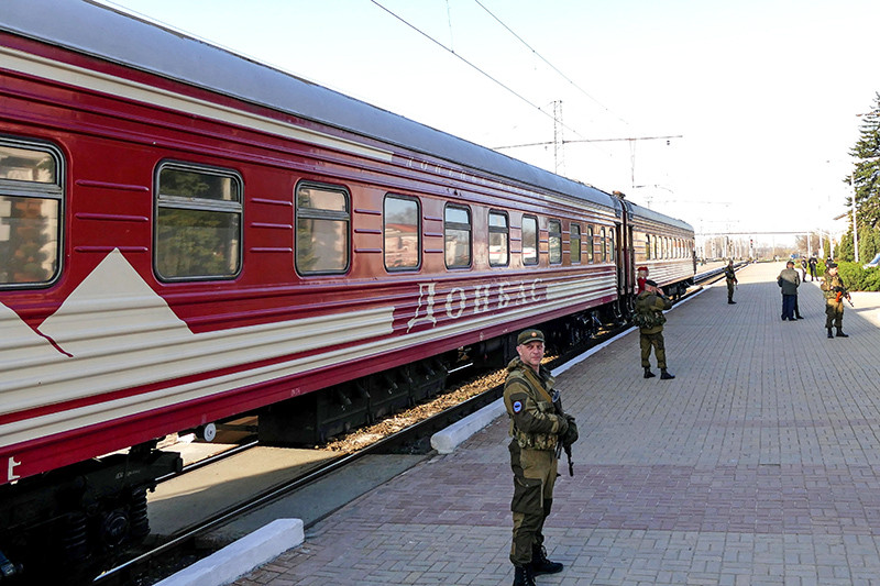 Пассажирский поезд, следующий по маршруту Ясиноватая — Квашино — Успенская, на вокзале в городе Ясиноватая. Это первый пассажирский поезд к границе с Россией, который был запущен властями самопровозглашенной Донецкой народной республики
