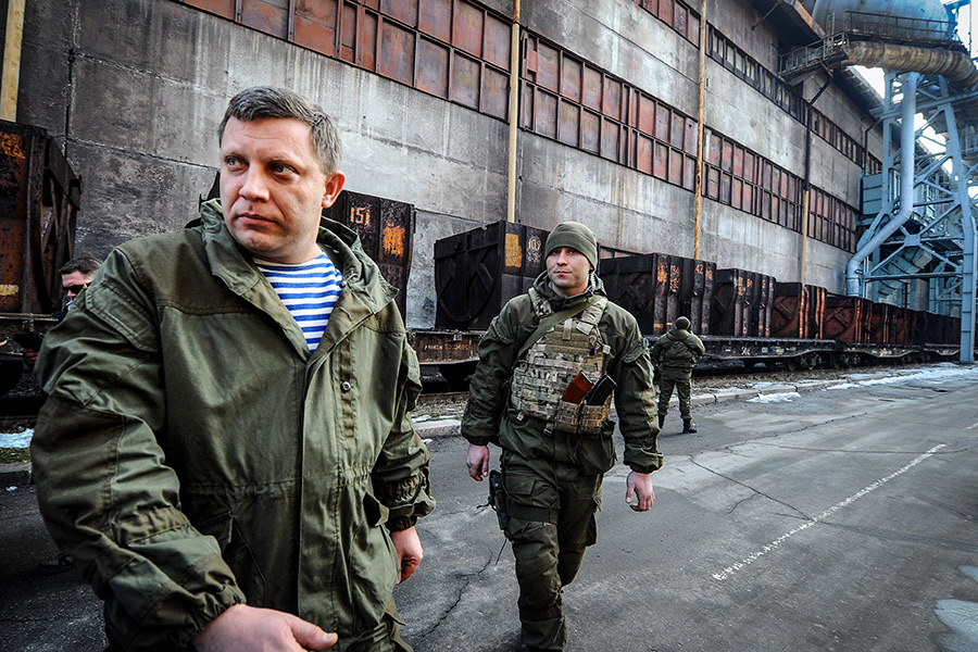 Глава ДНР Александр Захарченко (слева) во время посещения Донецкого металлургического завода


