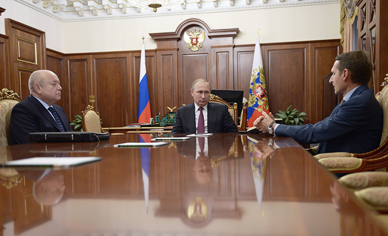 Михаил Фрадков, президент России Владимир Путин и Сергей Нарышкин (слева направо) во время встречи в Кремле


