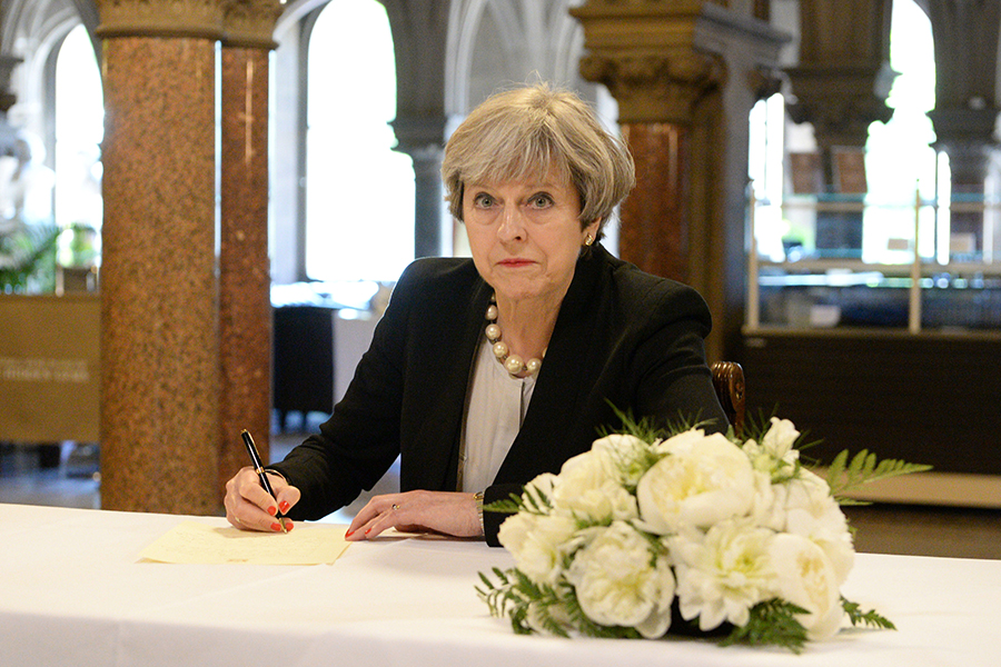 Премьер- министр Великобритании Тереза Мэй делает запись в книге соболезнований жертвам теракта




