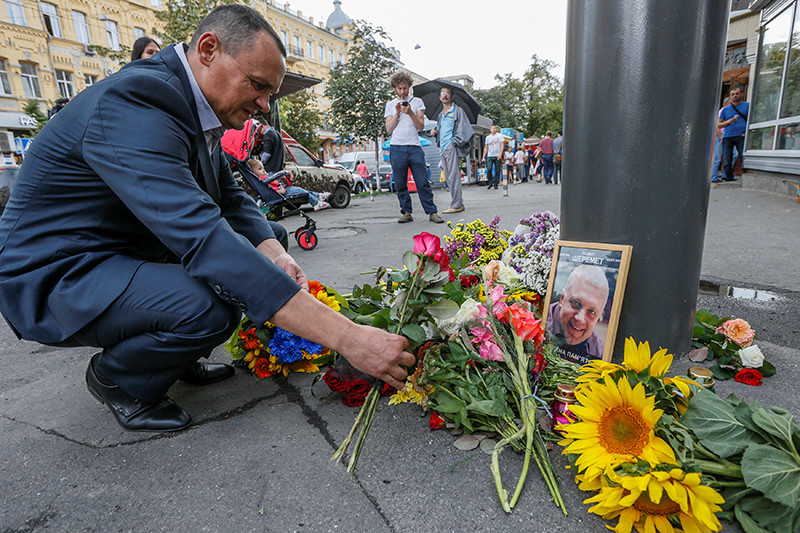 Цветы и свечи на месте гибели журналиста Павла Шеремета



