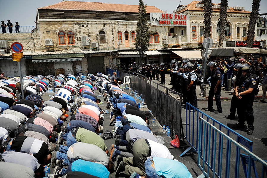 Палестинцы молятся во время демонстрации в Вифлееме
