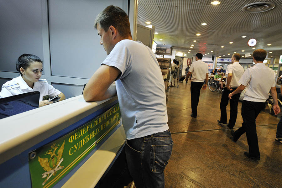 Пассажир у мобильного пункта Федеральной службы судебных приставов в терминале F аэропорта «Шереметьево»




