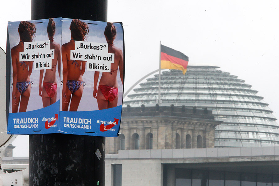 Предвыборный плакат «Альтернативы для Германии» с надписью «Бурка? Мы предпочитаем бикини»
