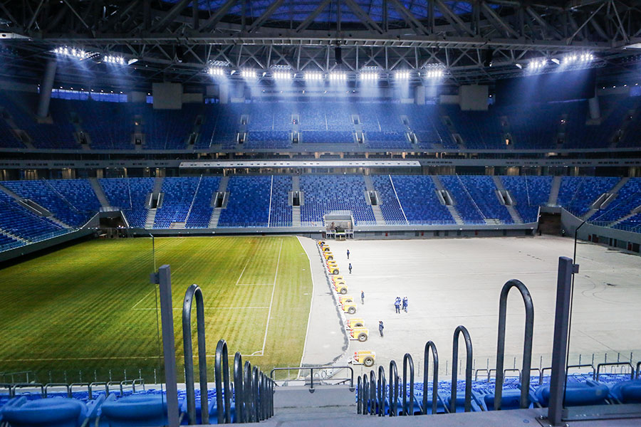 Выдвижное поле стадиона «Санкт-Петербург»


