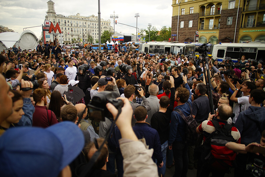 Участники акции протеста возле станции метро Пушкинская. 12 июня 2017 года


