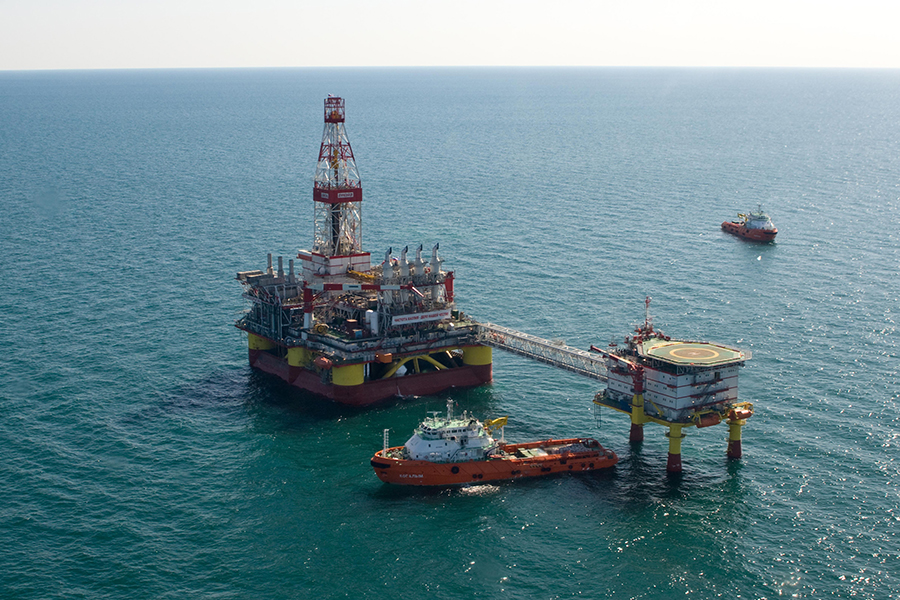 Нефтяная платформа в Каспийском море




