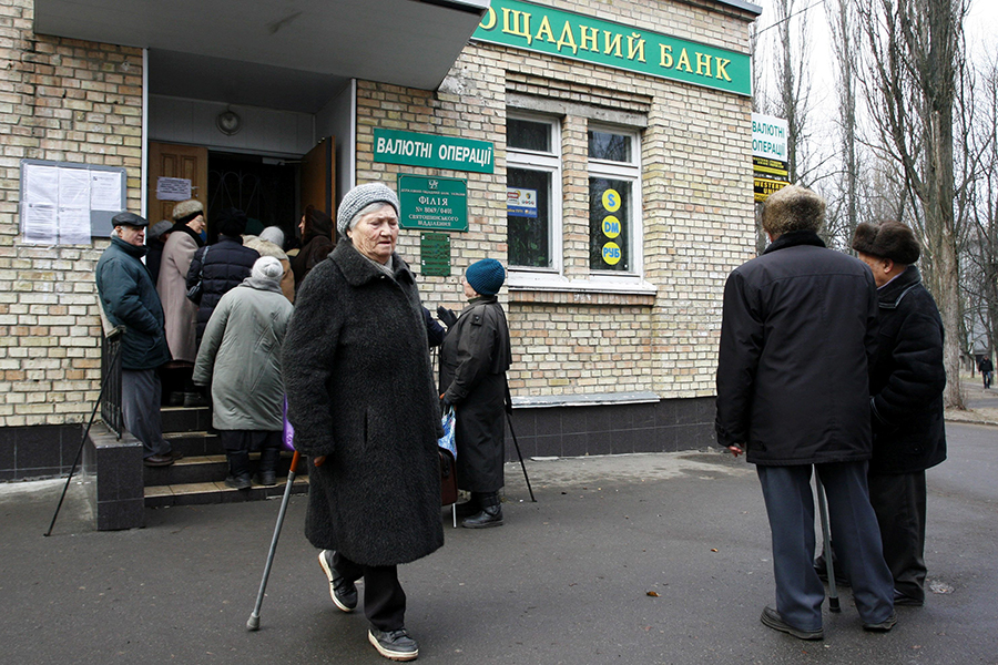Бывшие вкладчики Сберегательного банка СССР проходят регистрацию для получения компенсационных выплат в одном из отделений ОАО «Государственный сберегательный банк Украины»






