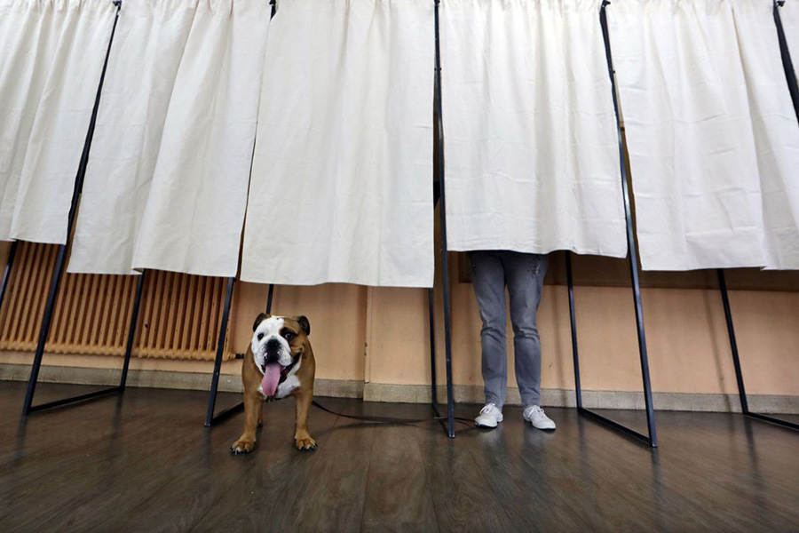 Избирательный участок в Ницце во время первого тура парламентских выборов. 11 июня 2017 года


