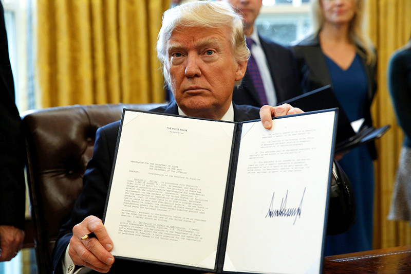 Дональд Трамп c подписанным указом об официальном выходе США из Транстихоокеанского партнерства


