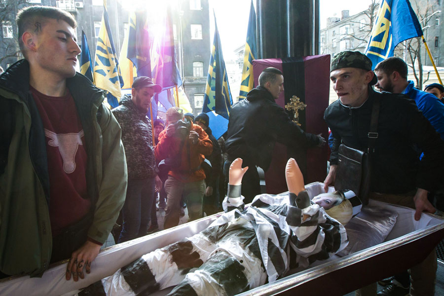 Чучело Валерии Гонтаревой в гробу на акции протеста у здания Нацбанка Украины. 1 марта 2017 года
