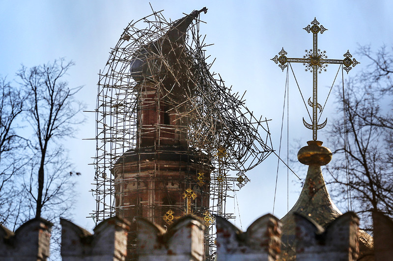 Во время работ близкой «Балтстрою» компании «Стройкомплекс» на колокольне Новодевичьего монастыря случился пожар



