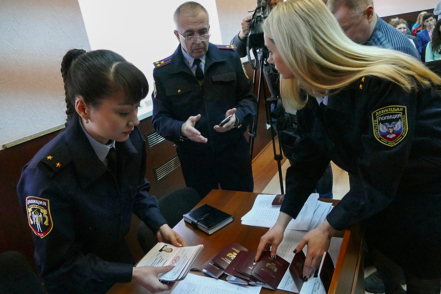 Сотрудники полиции готовятся к выдаче паспортов для граждан ДНР в Донецке


