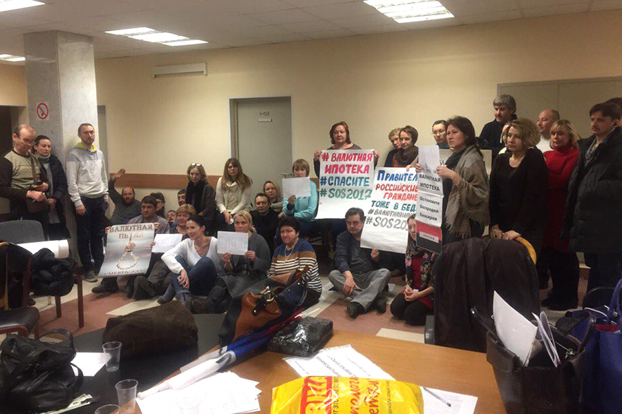Ипотечники на акции в Белом доме потребовали встречи с Силуановым Ипотечники на акции в Белом доме потребовали встречи с Силуановым