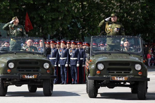 Главнокомандующий Луганской народной республики Игорь Плотницкий (справа) на военном параде в честь 71-й годовщины Победы в Великой Отечественной войне в Луганске


