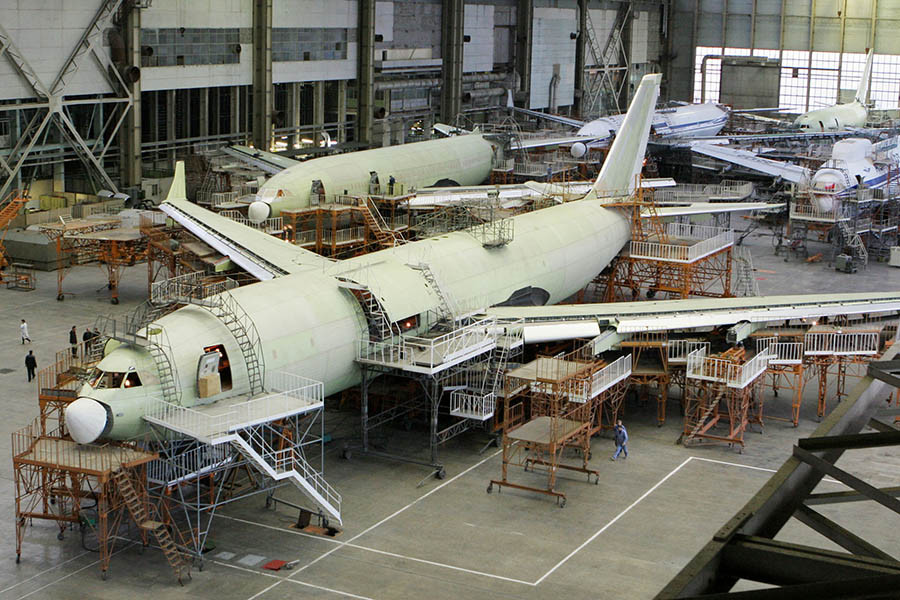 Самолет Ил-96 в цехе окончательной сборки


