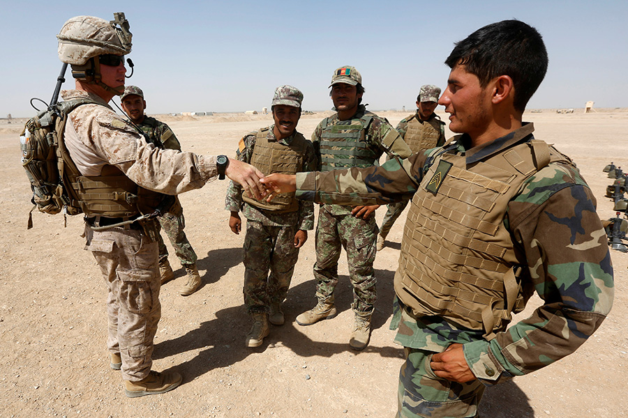 Совместные учения морской пехоты США и солдат Афганской национальной армии в провинции Гильменд. Июль 2017 года