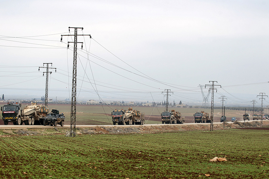 Турецкая военная техника направляется в сторону сирийского города Эль-Баб
