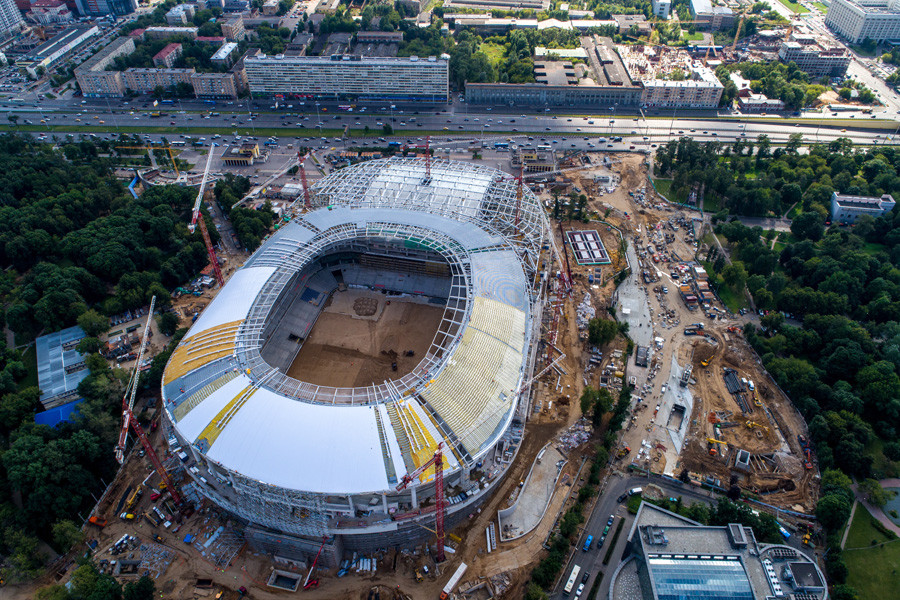 Реконструкция стадиона в Петровском парке в Москве ведется с 2008 года, за это время «Динамо» практически лишилось арены: его доля в соответствующей управляющей компании — лишь 7,7%
 
