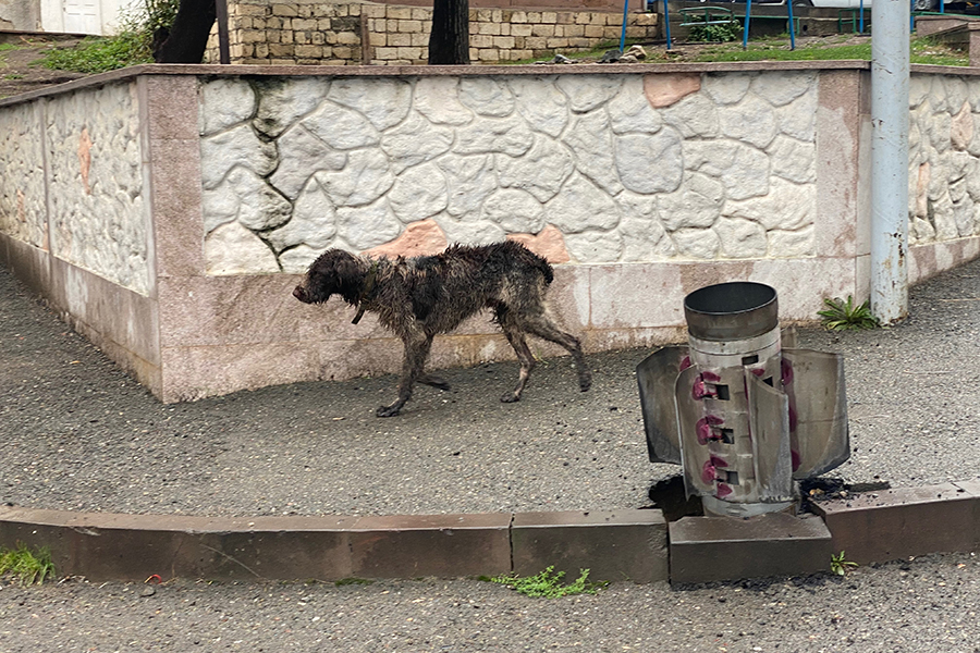 Неразорвавшийся снаряд реактивной системы залпового огня «Смерч» на улице Степанакерта