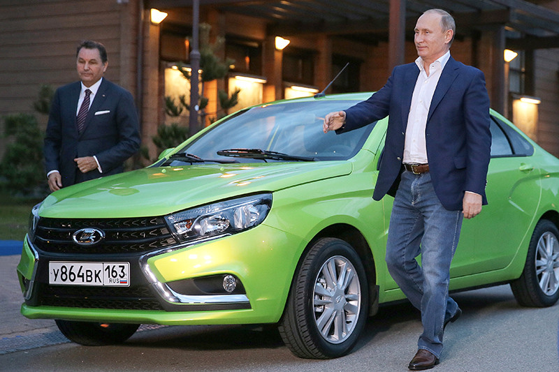 Президент АвтоВАЗа Бу Андерссон и президент России Владимир Путин (слева направо) у автомобиля Lada Vesta


