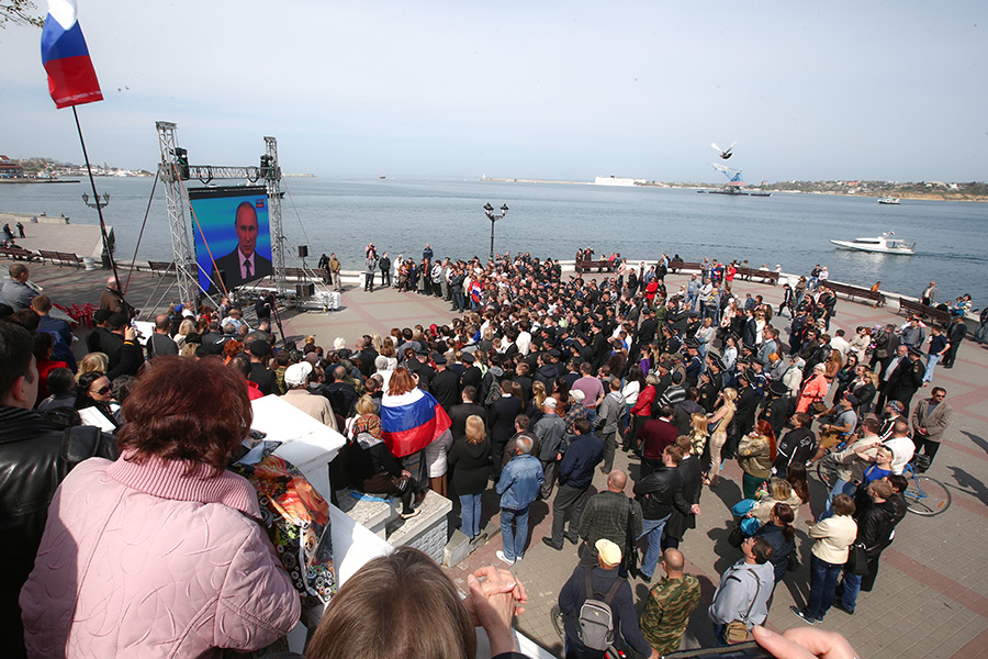 Трансляция телепрограммы «Прямая линия с Владимиром Путиным» в Севастополе. 2014 год


