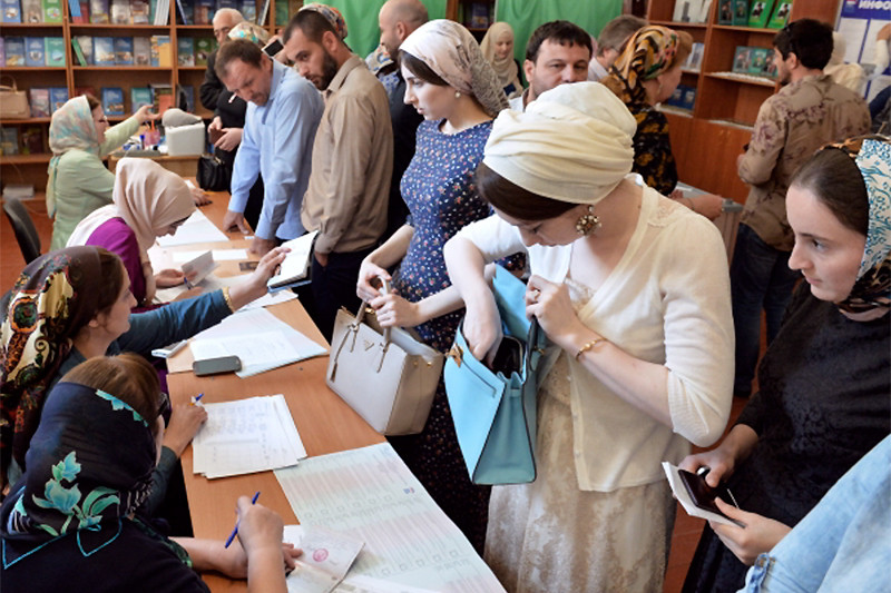 Жители Грозного на избирательном участке во время предварительного голосования за кандидатов от партии «Единая Россия», выдвигаемых на выборы в Государственную Думу РФ





