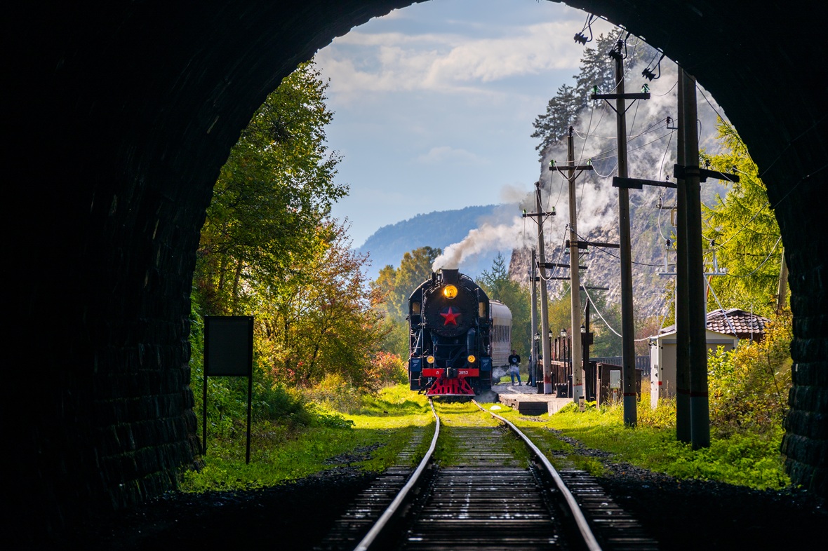 Фото предоставлено пресс-службой ОАО «РЖД». Круизный туристический поезд «Байкальский экспресс» на перегоне станций Половинная-Порт Байкал.