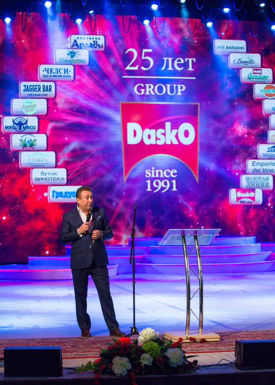 В начале вечера Александр Антонов выступил со своей речью. Рассказал с чего начиналась история Dasko Group.