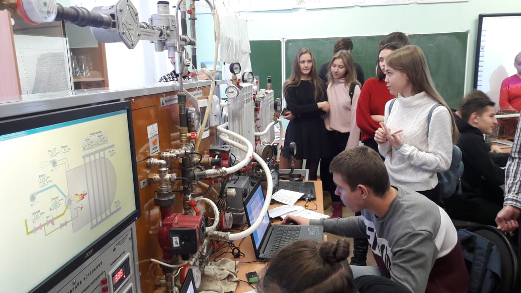 Учащиеся энергокласса в многофункциональной лаборатории в НПЭК