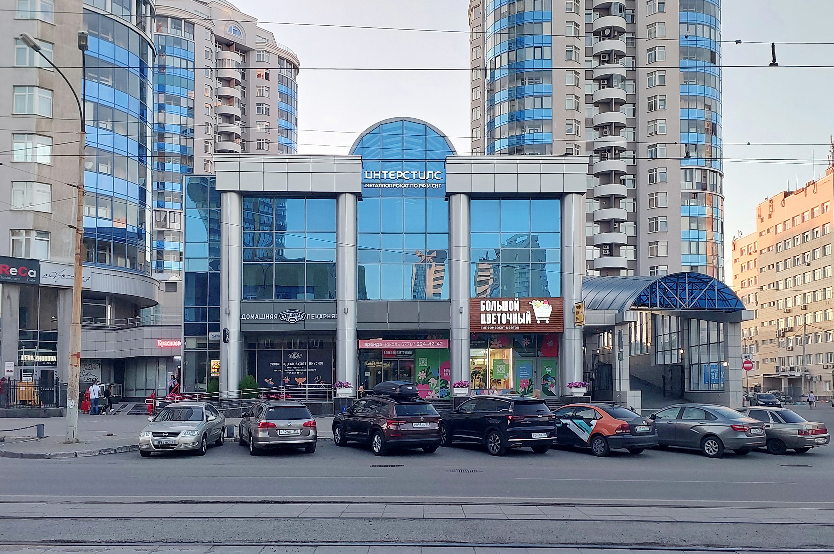 АКН «Атом» также предлагает услугу по поиску арендаторов и помещения с арендаторами — например, отдельно стоящее здание на Радищева, 20 в центре Екатеринбурга. 