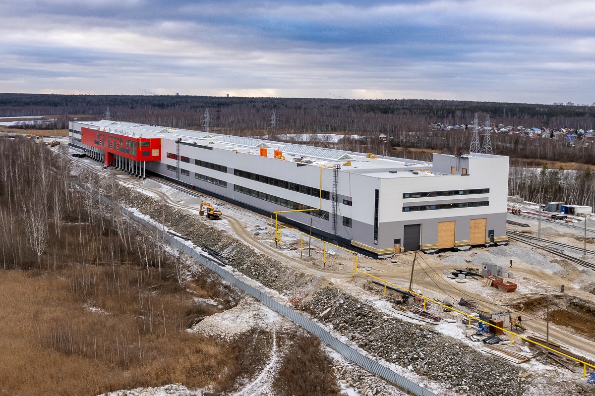В большом цехе завода для сборки поездов ВСМ начали монтаж кран-балок
