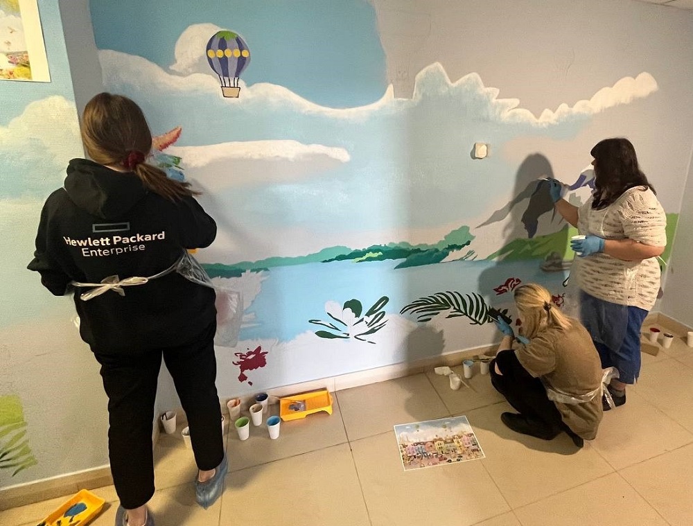 Волонтеры ТМК и Группы Синара раскрасили стены диспансера
