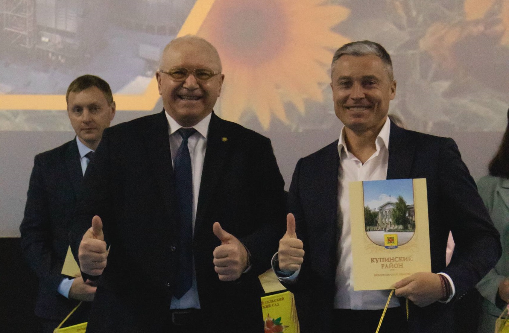 Слева — глава Купинского района Владимир Шубников, справа — гендиректор ООО «Купинское мороженое» Алексей Руденских