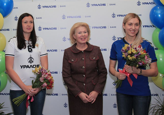 В Петербурге олимпийские чемпионки вручили подарки клиентам Банка УРАЛСИБ
