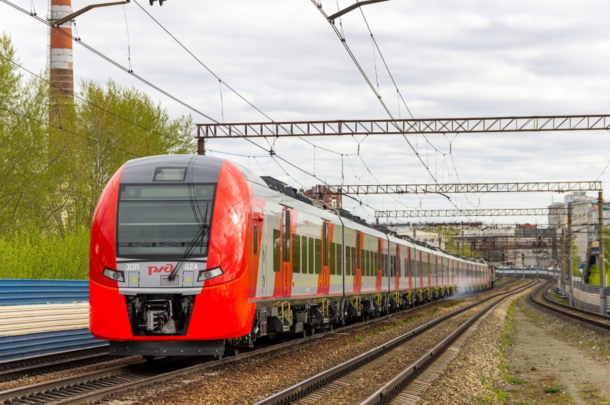 Ласточка верхняя тура екатеринбург. Эс1п электропоезд. Электропоезд Ласточка эс1п. Уральские локомотивы двухсистемный электровоз. Ласточка эс1 Екатеринбург.