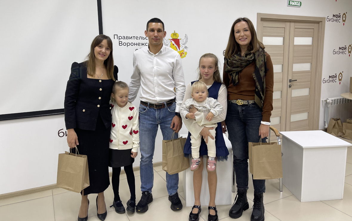 Виктория Анохина (ГК «Развитие») и герои ниндзя-спорта (Фото: пресс-служба «Центра развития спортивного предпринимательства»)